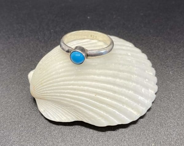 Fingerring aus Sterling Silber (925er) mit einem Stein verziert