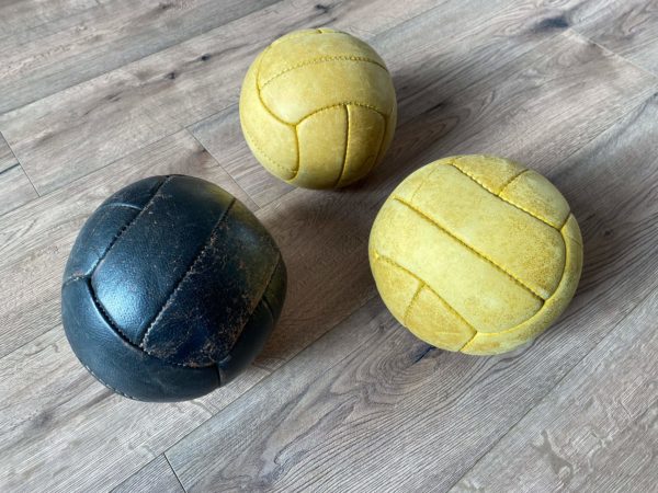 Antike Medizinbälle aus Leder – Bild 2