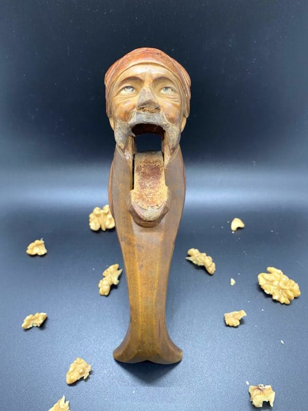 Nussknacker aus Holz geschnitzt – Bild 2