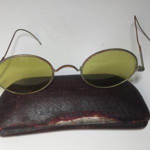 Antike Brille mit Brillenetui