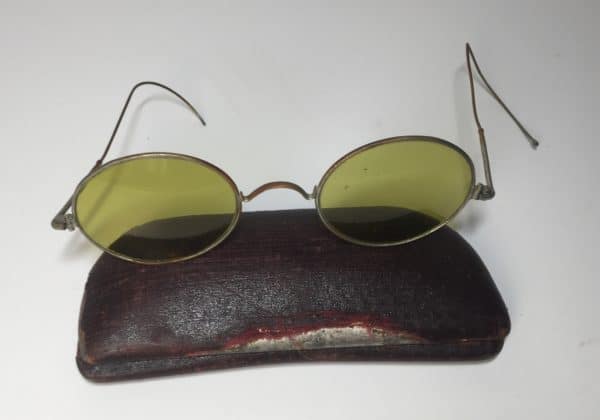 Antike Brille mit Brillenetui