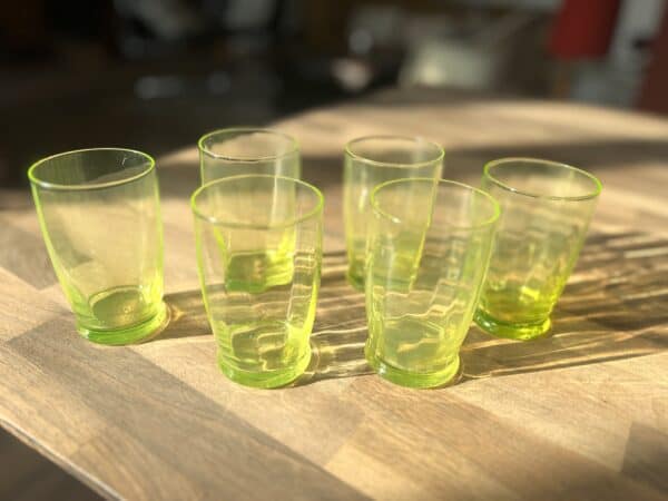 Schönes antikes Set von 6 Gläser aus Uranglas. Gläser in gutem Zustand, leichte Gebrauchsspuren Preis für das Set von 6 Stück
