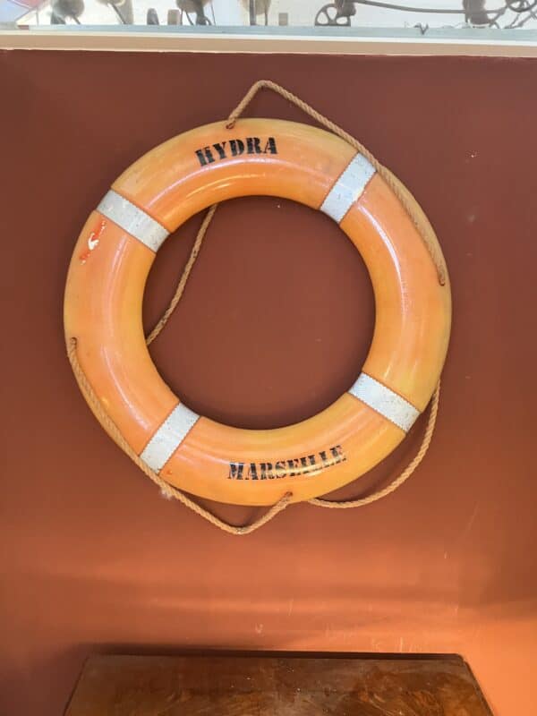 Alter, originaler Rettungsring vom Schiff "Hydra" aus Marseille.  Mit einer länge von 118 Metern war die Hydra Teil verschiedener Einsätze im Dienst der Marine.  Guter Zustand, mit leichten Gebrauchsspuren. Durchmesser 76cm Lieferung per Sperrgut möglich zu 35.- oder Abholung. Antik-Unique Nidau, besuchen Sie unsere Ausstellung auf über 250m2 mit Raritäten und Kuriositäten.