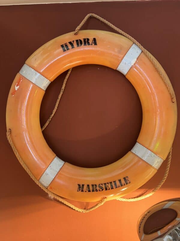 Alter, originaler Rettungsring vom Schiff "Hydra" aus Marseille.  Mit einer länge von 118 Metern war die Hydra Teil verschiedener Einsätze im Dienst der Marine.  Guter Zustand, mit leichten Gebrauchsspuren. Durchmesser 76cm Lieferung per Sperrgut möglich zu 35.- oder Abholung. Antik-Unique Nidau, besuchen Sie unsere Ausstellung auf über 250m2 mit Raritäten und Kuriositäten.