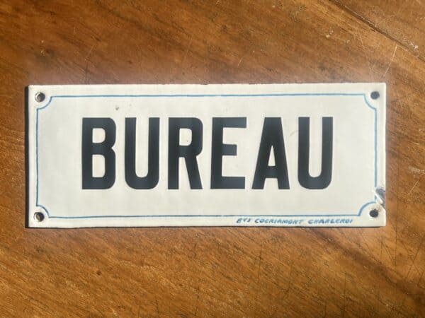 Sehr schönes Schild mit der Aufschrift BUREAU, ca. 100 Jahre alt. Sehr guter Zustand Grösse 25x10cm
