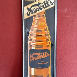 Grosses Blechschild mit sehr schöner Patina, alte Soda Reklame aus Kalifornien, hing Jahrzehnte in der Witterung, aber genau das macht die Schönheit des Schildes aus. Grösse 125x40cm Antik-Unique Nidau, wir verkaufen nur alte, originale Schilder, Besichtigung bei uns im Showroom jederzeit möglich. Besuchen Sie uns, wir freuen uns auf Sie! Versand per Sperrgut möglich