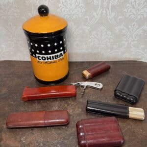 Seltener Humidor Topf Handgemacht von Original von Cohiba aus den 70er Jahren, mit viel Zubehör wie Zigarrenetuis aus Leder und einem Zigarrenschneider Durchmesser ca. 16cm, Höhe 30cm