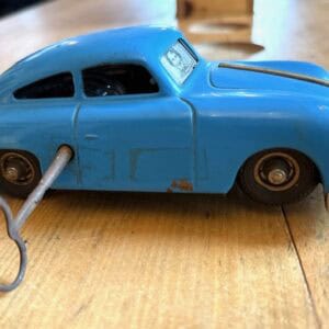 Gescha Nr. 557 Porsche 356 Blechspielzeug mit Uhrwerk um 1950 Das Spielzeug lässt sich noch aufziehen und Fährt im Kreis, braucht aber einen Service. Sehr schönes Vitrinenobjekt für Blechspielzeug Sammler Länge 22cm