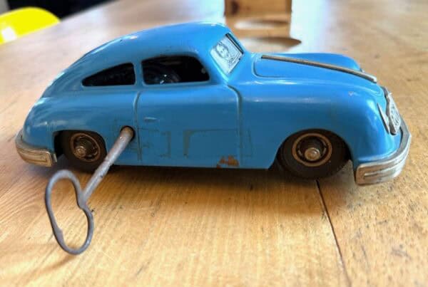 Gescha Nr. 557 Porsche 356 Blechspielzeug mit Uhrwerk um 1950 Das Spielzeug lässt sich noch aufziehen und Fährt im Kreis, braucht aber einen Service. Sehr schönes Vitrinenobjekt für Blechspielzeug Sammler Länge 22cm