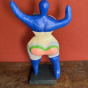 Sehr gut gemachte Pappmachée Figur im Stil Niki de Saint Phalle aus den 80er Jahren. Es hat keine Signatur, sehr guter Zustand, auf Holzsockel Höhe 36cm