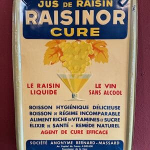 Grosses altes Blechschild, datiert 1937 von Bernard-Massard- Rasinoir Traubensaft Sehr dekorativ und in gutem Zustand. Hinten wurden Aufhängungen angebracht weil das Schild keine Löcher hat, es hing an einem Ständer. Grösse 75x50cm Antik-Unique Nidau, wir verkaufen nur alte Originale, besuchen Sie uns in Nidau