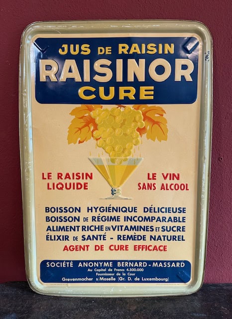 Grosses altes Blechschild, datiert 1937 von Bernard-Massard- Rasinoir Traubensaft Sehr dekorativ und in gutem Zustand. Hinten wurden Aufhängungen angebracht weil das Schild keine Löcher hat, es hing an einem Ständer. Grösse 75x50cm Antik-Unique Nidau, wir verkaufen nur alte Originale, besuchen Sie uns in Nidau