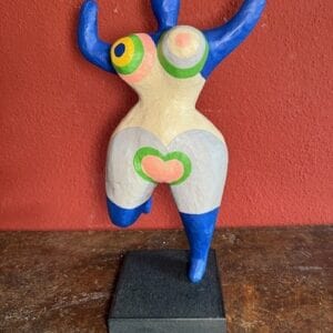Sehr gut gemachte Pappmachée Figur im Stil Niki de Saint Phalle aus den 80er Jahren. Es hat keine Signatur, sehr guter Zustand, auf Holzsockel Höhe 36cm