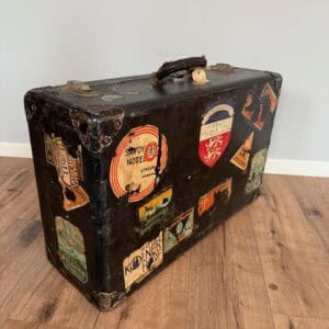 Sehr dekorativer Reisekoffer ca. aus den 1920er Jahren. Die Originalen Reiseaufkleber erzählen die reiche Reisehistorie des Koffers. Tolle Dekoration z.b für einen Laden im Schaufenster. Grösse 68x23x40cm Antik-Unique Nidau, wir haben viele weitere antike Koffer im Angebot, kommen Sie gerne vorbei.