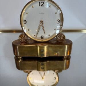 Sehr schöne, schwere Luxor Tischuhr mit 8 Tagewerk. Die Uhr lässt sich aufziehen und funktioniert (ohne Garantie) Grösse 17x5x16cm Antik-Unique Nidau, wir haben viele weitere Ihren im Laden, besuchen Sie uns gerne.