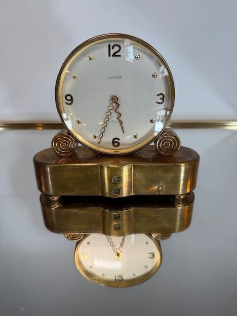 Sehr schöne, schwere Luxor Tischuhr mit 8 Tagewerk. Die Uhr lässt sich aufziehen und funktioniert (ohne Garantie) Grösse 17x5x16cm Antik-Unique Nidau, wir haben viele weitere Ihren im Laden, besuchen Sie uns gerne.