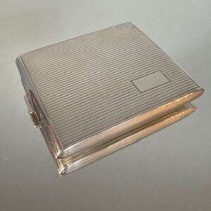 Antikes Zigarettentui in sehr gutem Zustand. Massives Silbergehäuse 925. Innen alte Vergoldung. Ungravierte aussparung für die Initialen. Grösse 10x8cm Nidau Wir haben viele weitere Zigarettenetuis im Laden kommen Sie gerne vorbei. Antik-Unique 