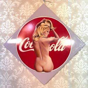 Selten gewordenes Emailleschild von Coca Cola, ein Entwurf vom Künstler Mel Ramos aus dem Jahre 2001. Das Schild wurde in Limitierter Auflage 1000mal hergestellt, dieses Ex. trägt die Nummer 963. Grösse 40x40cm Antik-Unique Nidau, wir verkaufen nur alte Originale, besuchen Sie uns gerne vor Ort und besichtigen Sie unseren Showroom bei einer Tasse feinen Kaffee.