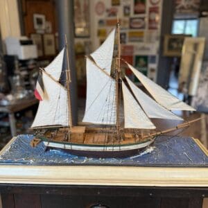 Antikes Segelschiff Modell „auf offener See“